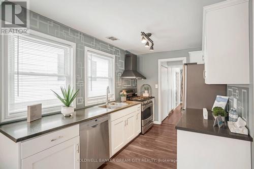 528 Upper Wentworth Street, Hamilton, ON - Indoor Photo Showing Kitchen With Double Sink