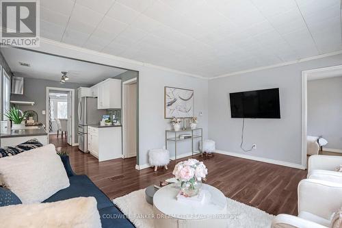 528 Upper Wentworth Street, Hamilton, ON - Indoor Photo Showing Living Room