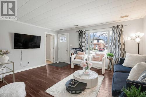 528 Upper Wentworth Street, Hamilton, ON - Indoor Photo Showing Living Room