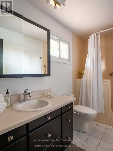 15 Rosemount Avenue, St. Catharines (442 - Vine/Linwell), ON - Indoor Photo Showing Bathroom