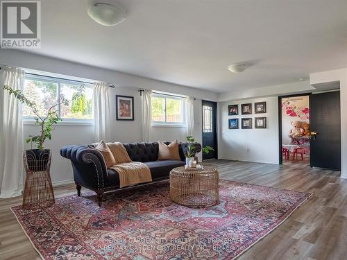 15 Rosemount Avenue, St. Catharines (442 - Vine/Linwell), ON - Indoor Photo Showing Living Room