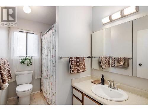 1347 Springfield Road, Kelowna, BC - Indoor Photo Showing Bathroom