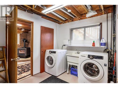 1347 Springfield Road, Kelowna, BC - Indoor Photo Showing Laundry Room