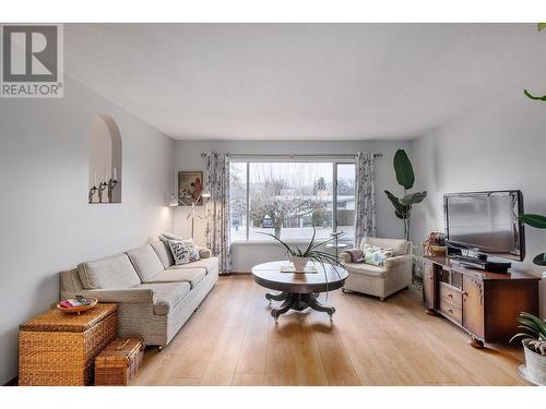 1347 Springfield Road, Kelowna, BC - Indoor Photo Showing Living Room