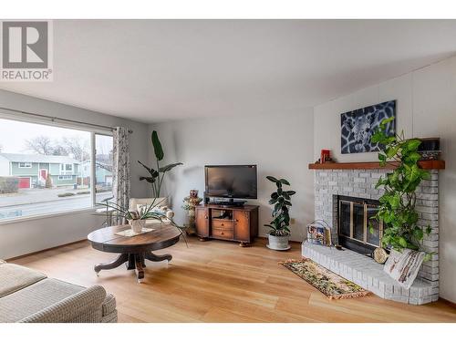 1347 Springfield Road, Kelowna, BC - Indoor Photo Showing Living Room With Fireplace