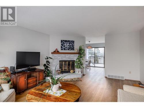 1347 Springfield Road, Kelowna, BC - Indoor Photo Showing Living Room With Fireplace