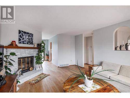 1347 Springfield Road, Kelowna, BC - Indoor Photo Showing Living Room With Fireplace