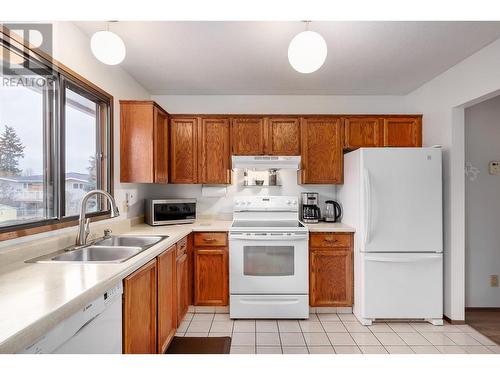 1347 Springfield Road, Kelowna, BC - Indoor Photo Showing Kitchen With Double Sink