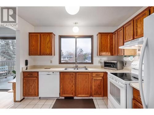 1347 Springfield Road, Kelowna, BC - Indoor Photo Showing Kitchen With Double Sink