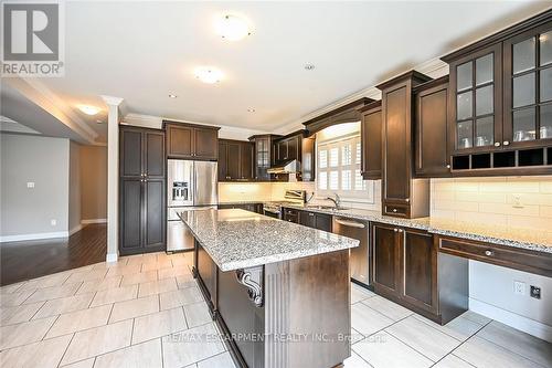 143 Davinci Boulevard, Hamilton, ON - Indoor Photo Showing Kitchen With Upgraded Kitchen