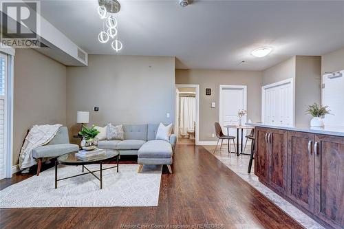 8475 Wyandotte East Unit# 111, Windsor, ON - Indoor Photo Showing Living Room