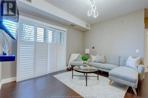 8475 Wyandotte East Unit# 111, Windsor, ON - Indoor Photo Showing Living Room