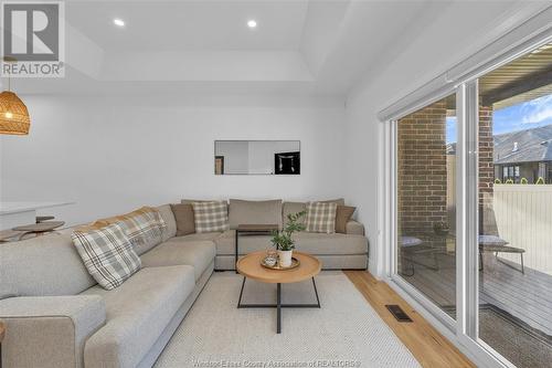 433 Brunmar Crescent, Lakeshore, ON - Indoor Photo Showing Living Room