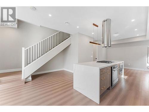 832 Martin Avenue Unit# 4, Kelowna, BC - Indoor Photo Showing Kitchen