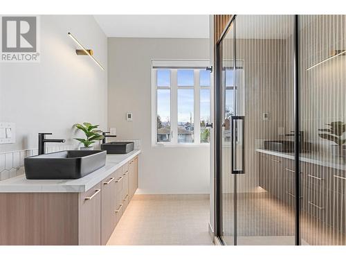 Ensuite bath - 832 Martin Avenue Unit# 4, Kelowna, BC - Indoor