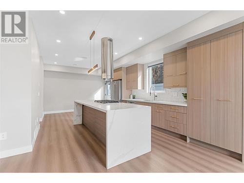 832 Martin Avenue Unit# 4, Kelowna, BC - Indoor Photo Showing Kitchen