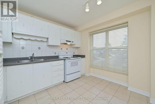 40 Morley Crescent, Brampton, ON - Indoor Photo Showing Kitchen With Double Sink