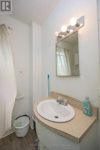 100 Mcclary Avenue, London, ON - Indoor Photo Showing Bathroom