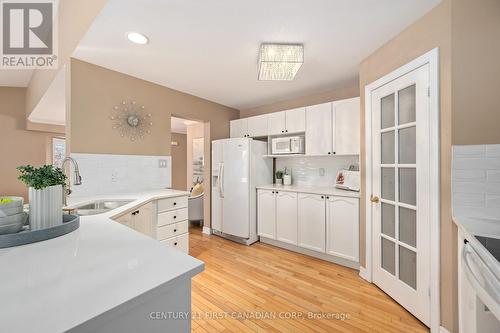 3008 Meadowgate Boulevard, London, ON - Indoor Photo Showing Kitchen