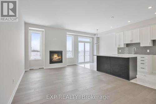 1928 Hawker, Ottawa, ON - Indoor With Fireplace