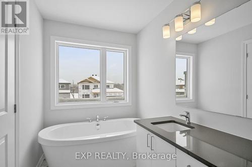 1922 Hawker, Ottawa, ON - Indoor Photo Showing Bathroom