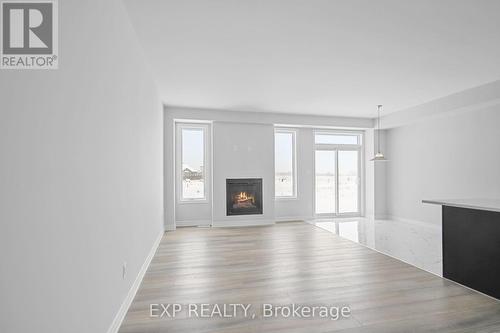 1922 Hawker, Ottawa, ON - Indoor With Fireplace