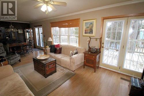 10 Glen St, Iron Bridge, ON - Indoor Photo Showing Living Room