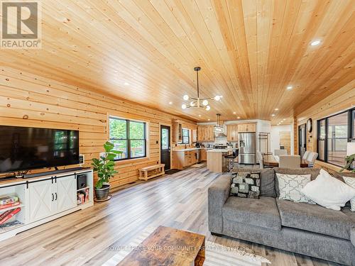 505 Bass Lake Road, Galway-Cavendish And Harvey, ON - Indoor Photo Showing Living Room