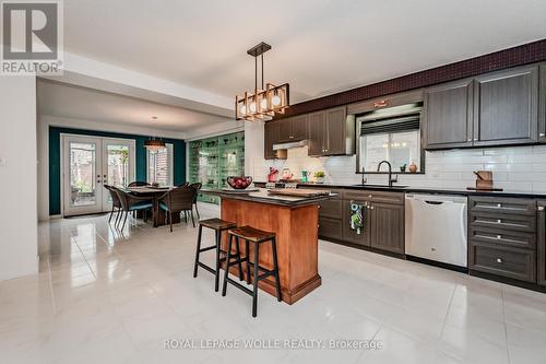 565 Sundew Drive, Waterloo, ON - Indoor Photo Showing Kitchen With Upgraded Kitchen