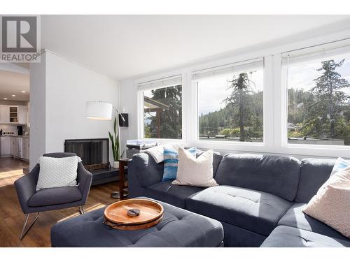 248 Terrace Drive, Kelowna, BC - Indoor Photo Showing Living Room