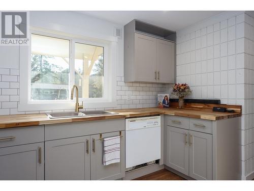 248 Terrace Drive, Kelowna, BC - Indoor Photo Showing Kitchen