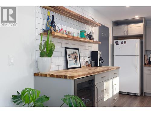 248 Terrace Drive, Kelowna, BC - Indoor Photo Showing Kitchen