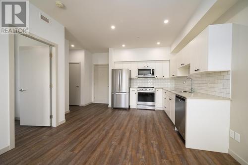 766 Tranquille Road Unit# 204, Kamloops, BC - Indoor Photo Showing Kitchen With Upgraded Kitchen