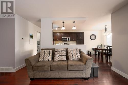 1750 Mckinley Court Unit# 9, Kamloops, BC - Indoor Photo Showing Living Room