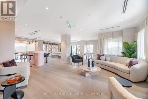 718 - 86 Dundas Street, Mississauga, ON - Indoor Photo Showing Living Room