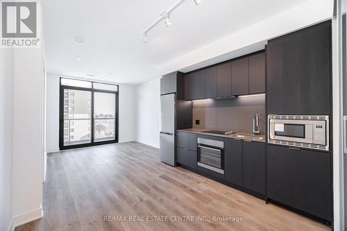 718 - 86 Dundas Street, Mississauga, ON - Indoor Photo Showing Kitchen