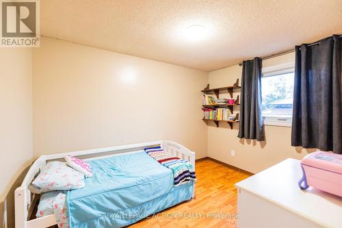 7 Fieldgate Drive, Brantford, ON - Indoor Photo Showing Bedroom