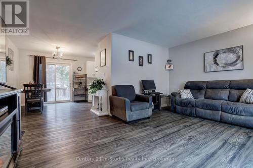 240 7Th Avenue E, Owen Sound, ON - Indoor Photo Showing Living Room