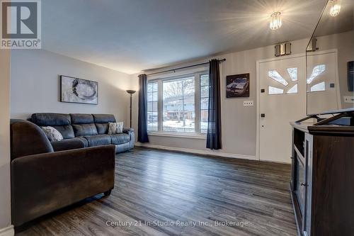 240 7Th Avenue E, Owen Sound, ON - Indoor Photo Showing Living Room