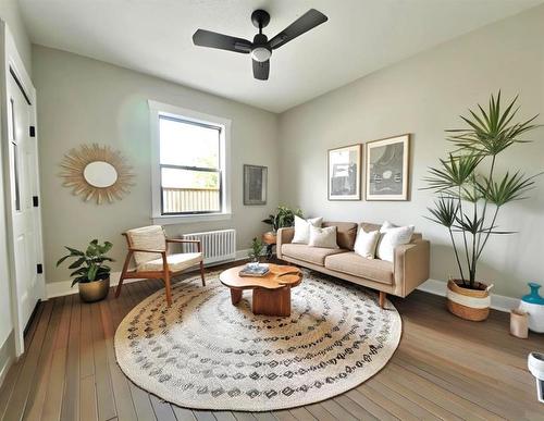 346 Arnold Avenue, Winnipeg, MB - Indoor Photo Showing Living Room