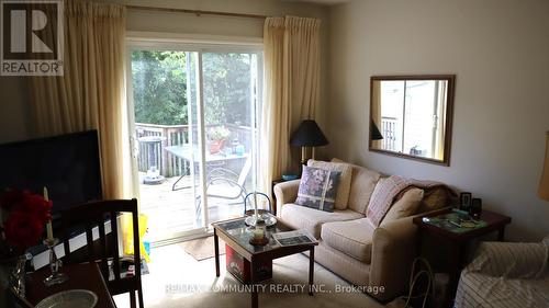 210 Emerson Avenue, London, ON - Indoor Photo Showing Living Room