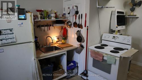 210 Emerson Avenue, London, ON - Indoor Photo Showing Kitchen