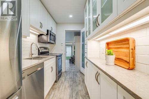 Suite kitchen - 3556 Athalmer Road, Kelowna, BC - Indoor Photo Showing Kitchen