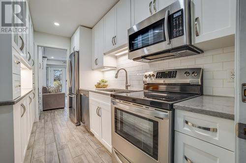 3556 Athalmer Road, Kelowna, BC - Indoor Photo Showing Kitchen