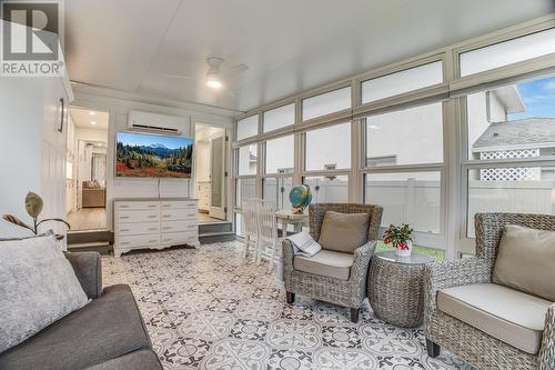 3556 Athalmer Road, Kelowna, BC - Indoor Photo Showing Living Room