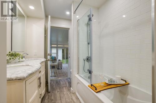 Suite Bathroom with Soaker Tub and Shower - 3556 Athalmer Road, Kelowna, BC - Indoor Photo Showing Bathroom