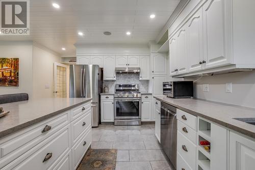 3556 Athalmer Road, Kelowna, BC - Indoor Photo Showing Kitchen