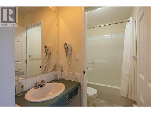 Motel Bathroom - 6203 Willow Avenue, Summerland, BC 