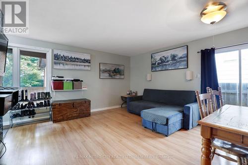 71 Stable Way, Ottawa, ON - Indoor Photo Showing Living Room