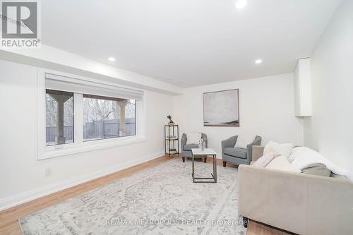 40 Northfield Road, Toronto, ON - Indoor Photo Showing Living Room